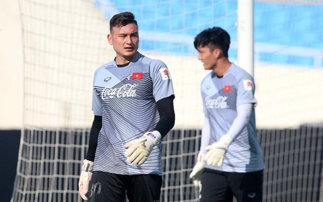 Nhìn Văn Lâm gánh team ở Muangthong Utd, Bùi Tiến Dũng có chạnh lòng?