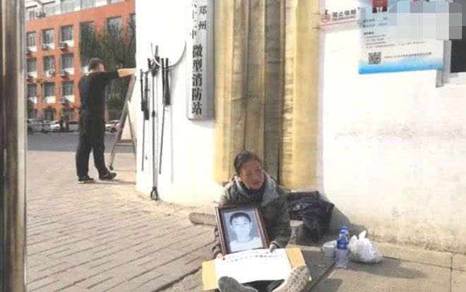 Bị cô giáo bắt viết bản tự kiểm điểm nhiều lần, nam sinh nhảy lầu tự tử