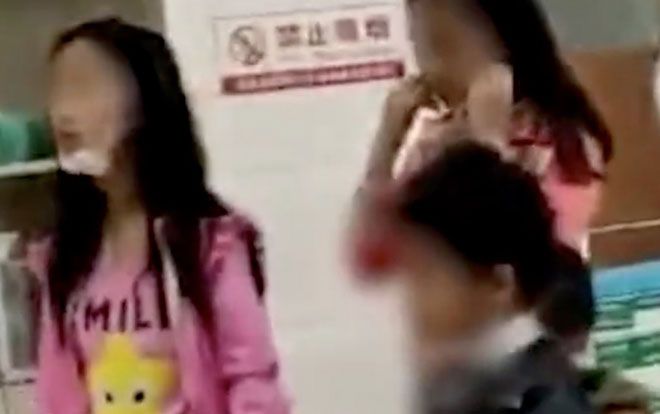 Say rượu rồi về nhà làm loạn, người cha khiến 4 đứa con sợ hãi với hành động này