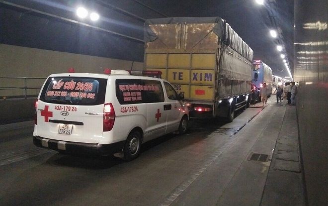 Xe cấp cứu bệnh nhân và 3 ô tô va chạm liên hoàn trong hầm Hải Vân