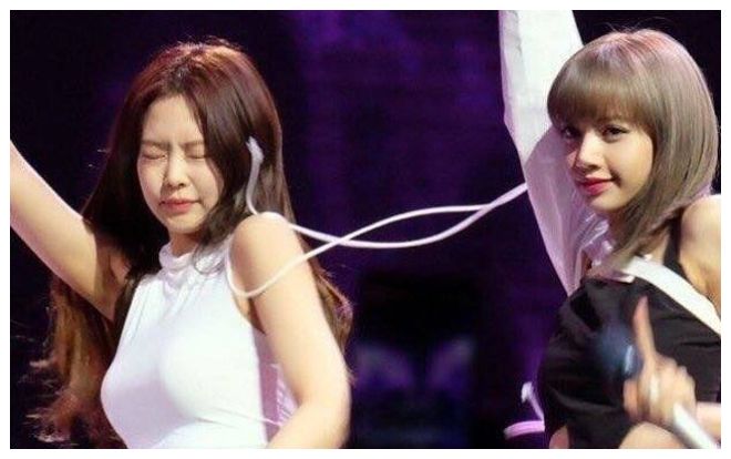 Cười bể bụng: Lisa (Blackpink) 'tấn công' các chị em ngay trên sân khấu vì set đồ dây dợ