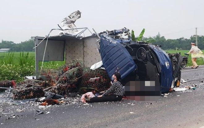 Mẹ gào góc bên thi thể con trai 23 tuổi tử nạn sau va chạm giao thông