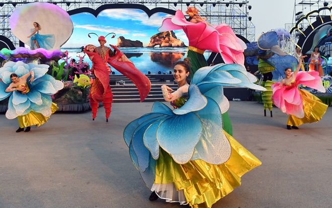 Du khách thích thú xem đoàn vũ công nước ngoài biểu diễn, diễu hành Carnival đường phố Sầm Sơn