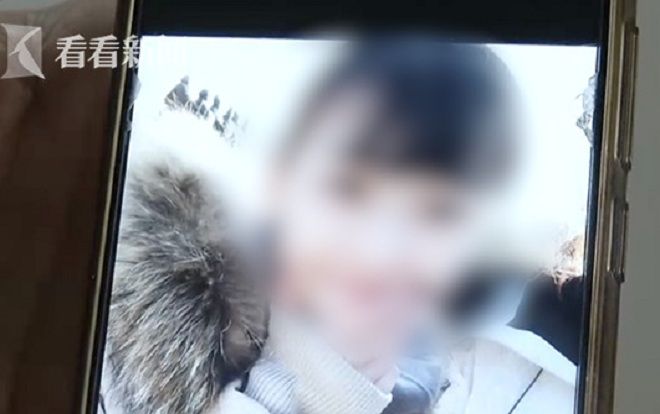 Con gái 21 tuổi nhảy lầu từ tầng 17, người cha sắp xếp lại di vật và phát hiện bí mật đau lòng