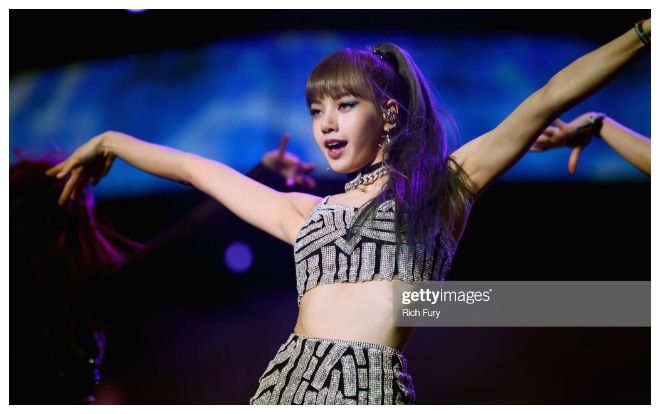 Xuất hiện cực ấn tượng tại Coachella, Lisa (BlackPink) 'leo lên' top tìm kiếm nhờ bộ tóc mái 'bất di bất dịch' của mình