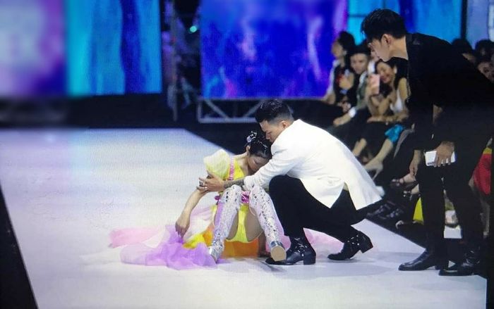 VIFW gây bức xúc vì lau sàn catwalk bằng dầu hôi khiến hàng chục người mẫu ngã sấp mặt