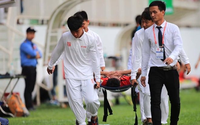 Sao U23 Việt Nam nhập viện khẩn, cầu thủ HAGL bị dọa 'trả đòn'