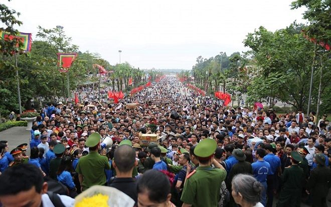 Người dân khắp cả nước tấp nập hướng về đền Thượng dự lễ Giỗ Tổ Vua Hùng