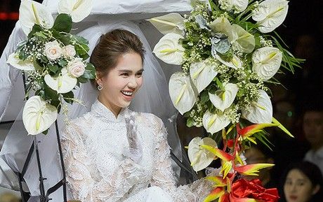 Ngọc Trinh mặc váy cô dâu, diễn màn trao nhẫn cưới trên sàn diễn