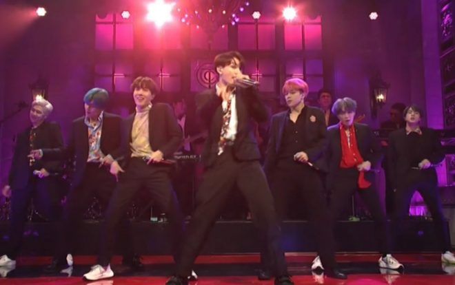 Bạn cần xem ngay: sân khấu live đầu tiên của 'Boy With Luv', BTS 'cực nhắng' và live cực ngọt!