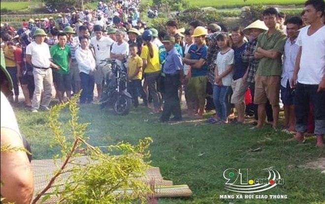 Xe tải chở máy xúc rơi giữa đường, đè 3 nữ sinh 15 tuổi thương vong