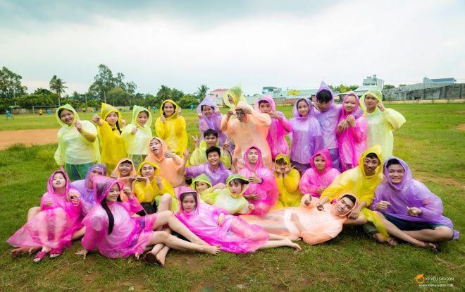 Háo hức chụp ảnh kỷ yếu nhưng không may gặp phải trời mưa, lớp người ta vẫn tạo dáng cực 'ngầu' thế này đây!