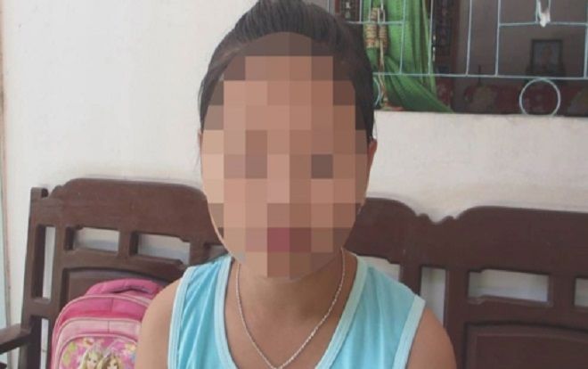 Người đàn ông bị tố sờ soạng bé gái lớp 4 tại trường quỳ lạy xin lỗi: Thấy cháu dễ thương quá nên tôi ôm, hôn nhẹ 1 cái