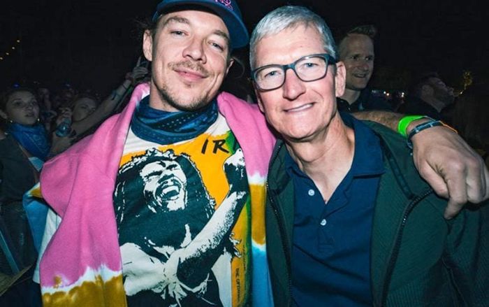 Tim Cook bất ngờ tham dự lễ hội âm nhạc Coachella, nơi Blackpink vừa có màn trình diễn tưng bừng ấn tượng
