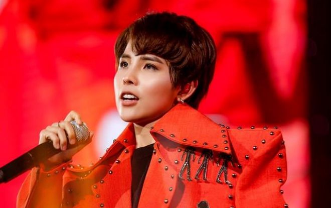 Cư dân mạng thích thú 'soi' món quà độc lạ có 1-0-2 fan vừa dành tặng Vũ Cát Tường