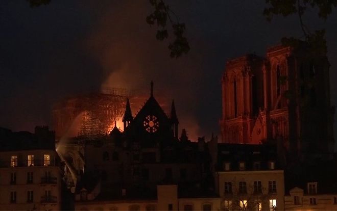 Bóng tối bao trùm Paris (Pháp), ngọn lửa ở Nhà Thờ Đức Bà vẫn chưa được khống chế