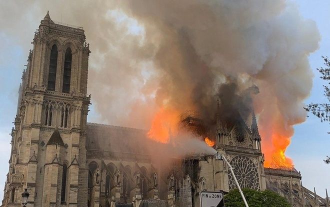 Vì sao không thể phun nước dập lửa cháy Nhà thờ Đức Bà Paris từ trên không?