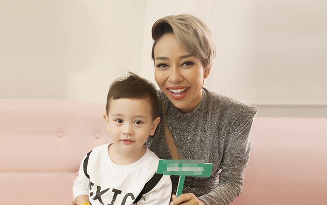 Thảo Trang khoe con trai lai Tây siêu đẹp trai