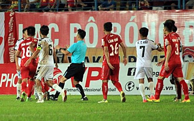 Trận đấu bạo lực của V.League bị bêu xấu trên diễn đàn thế giới 1,6 tỉ người
