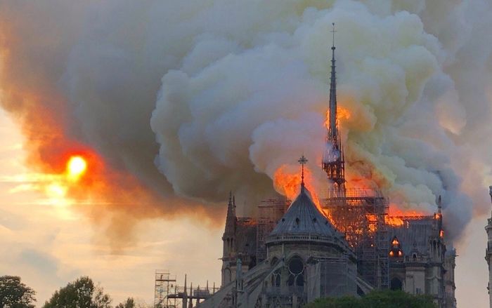 Neymar, Pogba và các sao bóng đá đau buồn sau vụ cháy Nhà thờ Đức Bà Paris