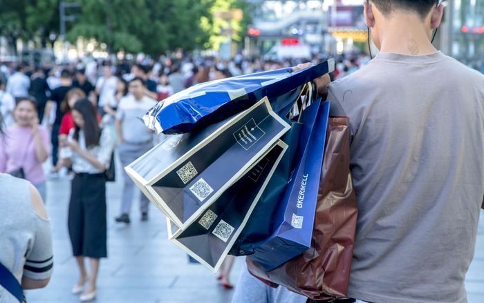 Giới trẻ Trung Quốc đang phát cuồng với dịch vụ 'làm giả sự giàu có': Mất chỉ 20.000 đồng để 'sống ảo' với đồ hiệu, siêu xe