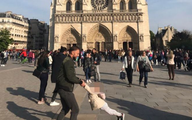 Bức ảnh chụp hai 'cha con' vui đùa trước nhà thờ Đức Bà Paris đang gây sốt mạng xã hội giữa vụ cháy kinh hoàng