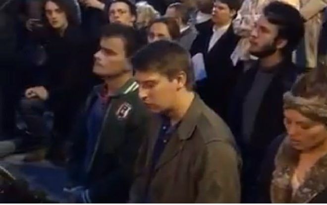 Khoảnh khắc người dân quỳ gối hát thánh ca bên ngoài nhà thờ Đức Bà Paris chìm trong biển lửa thu hút 9 triệu lượt xem