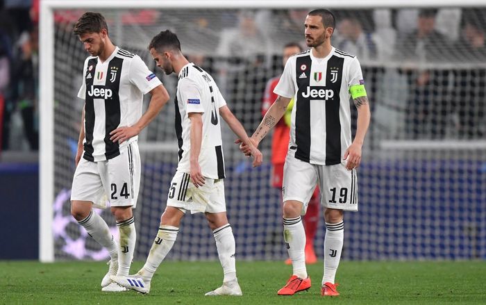 Ronaldo  bị loại tức tưởi vì ca sỹ chuyên mang lại xui xẻo?