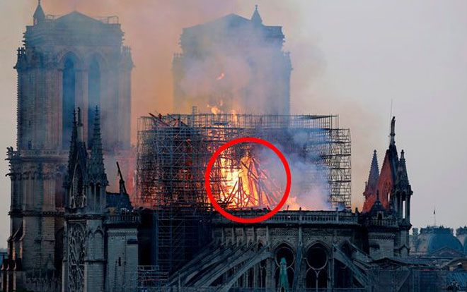 'Hình bóng Chúa Jesus' trong biển lửa nhà thờ Đức Bà gây xôn xao