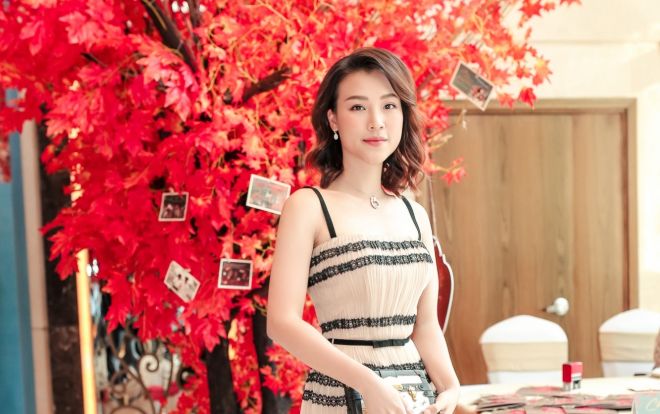 Hoàng Oanh trong trẻo tinh khôi, thả dáng gợi cảm ai cũng phải ngoái nhìn