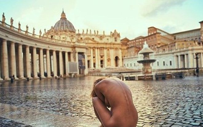 Người mẫu Playboy tai tiếng đăng ảnh khỏa thân nói về vụ cháy nhà thờ Đức Bà gây phẫn nộ