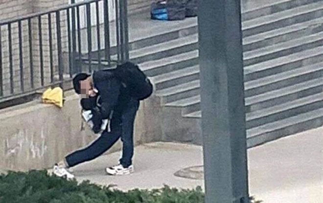 Cặp sinh viên khóa môi dưới sân trường nhưng tư thế hôn mới đáng bất ngờ