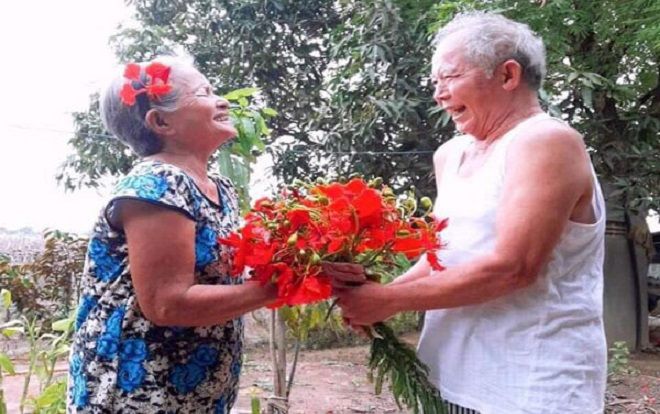Cụ ông Ninh Thuận hái hoa tặng vợ và chuyện tình cảm động 40 năm