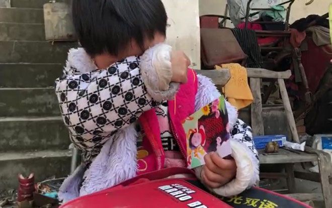 Chăm sóc bố bị u não một mình, bé gái 6 tuổi gây xúc động mạnh khi nói câu này