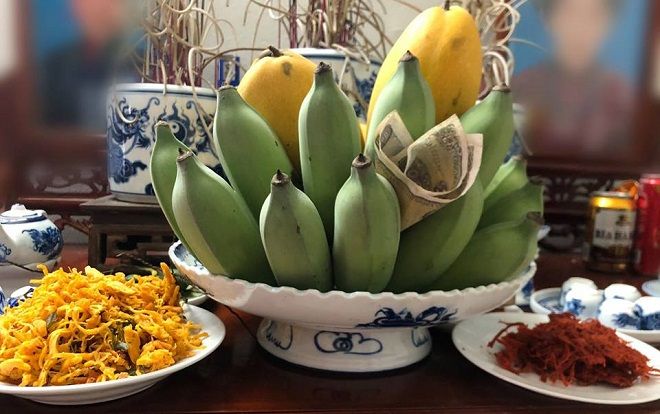 Chết cười với cô vợ lười nhất năm: Mua khô gà, khô bò về bày mâm cúng còn khoe 'xong hết rồi, anh chỉ việc về khấn bái thôi'