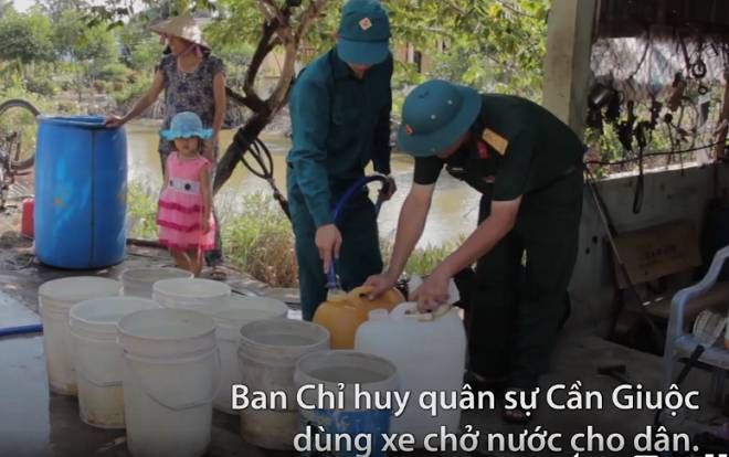 Bộ đội chở nước phục vụ người dân vùng hạn mặn miền Tây