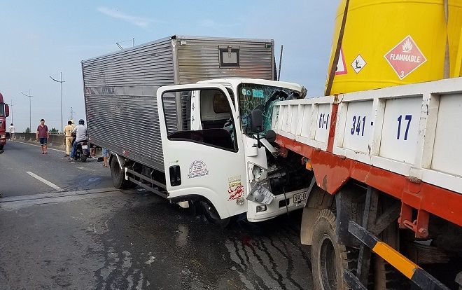 2 xe tải dính chặt nhau trên cầu Chợ Đệm ở Sài Gòn, 2 người tử vong tại chỗ
