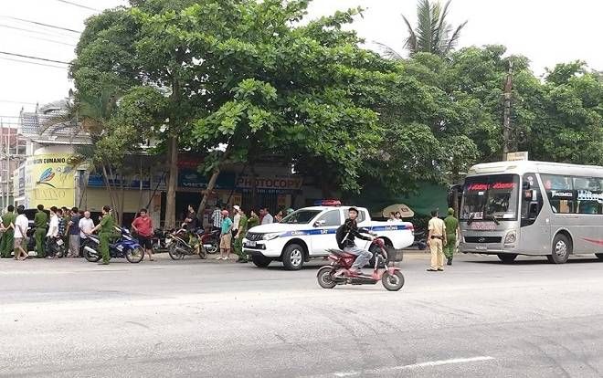 Chặn xe khách, hai nhóm đối tượng nổ súng gây náo loạn