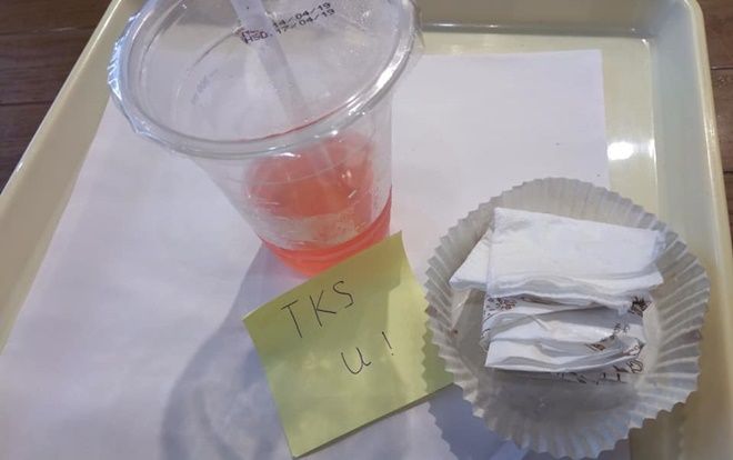 2 chữ đặc biệt trên mẩu giấy nhắn của vị khách để lại khiến nữ nhân viên phục vụ xúc động