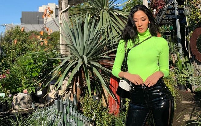 Diện quần da cùng áo len cao cổ màu xanh, Hoàng Thùy tự biến mình thành một fashionista chính hiệu