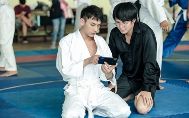 Isaac cật lực tập võ Judo cho vai diễn mới bên cạnh 'người bạn' Realme 3