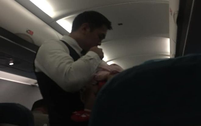 Nam tiếp viên hàng không ra tay 'giải cứu' bà mẹ bỉm sữa khiến 'cả thế giới' trầm trồ