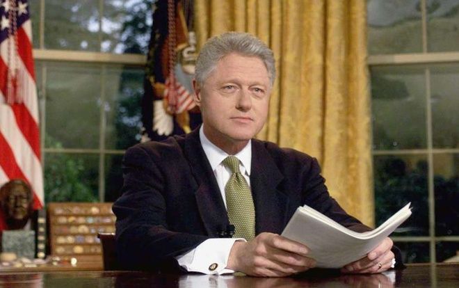 Nhà báo kể lại lần bắt gặp cựu Tổng thống Bill Clinton đọc sách về tình dục