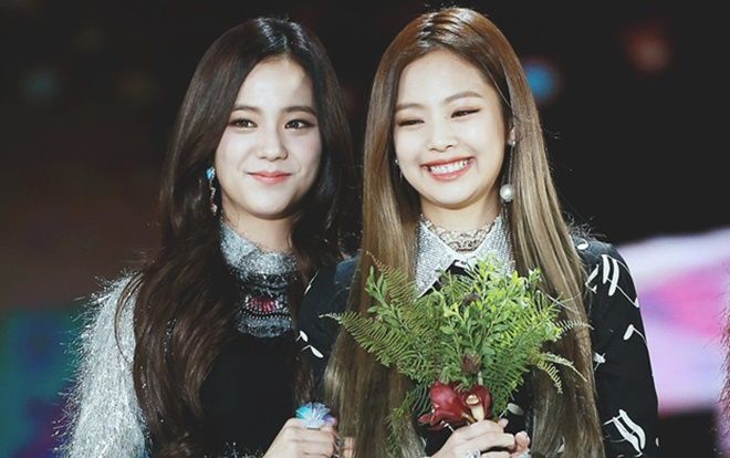 Jennie 'dằn mặt' Jisoo, không cho cô nàng chụp ảnh cùng fan ở concert BLACK PINK: Lý do sẽ khiến bạn ngỡ ngàng!