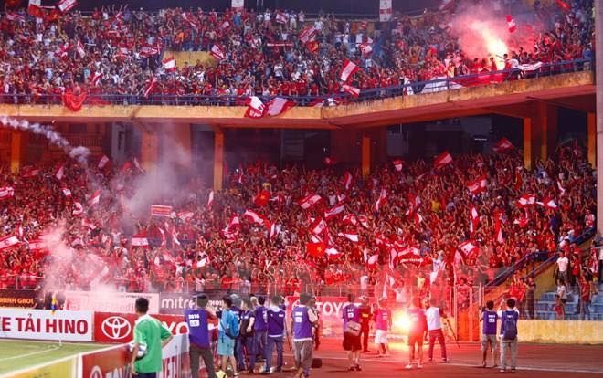 Đâu phải cứ pháo sáng là cuồng nhiệt: CĐV SLNA vẫn 'náo loạn' Hàng Đẫy ấn tượng thế này đây!