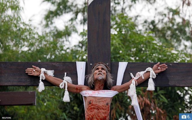 Nghi thức đóng đinh lên cây thánh giá của các tín đồ mộ đạo gây ám ảnh