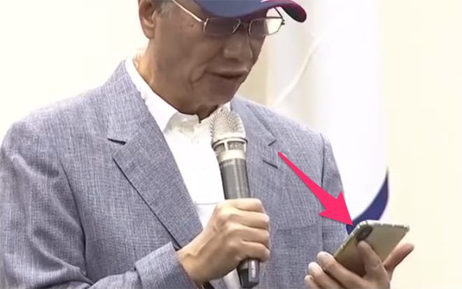 Liệu có phải iPhone 11 vừa lộ diện trên tay CEO Foxconn?