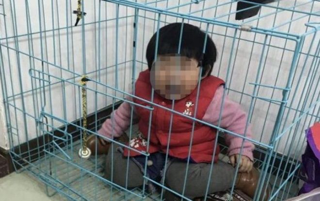 Cha nhẫn tâm nhốt con gái vào lồng, chụp ảnh gửi vợ cũ