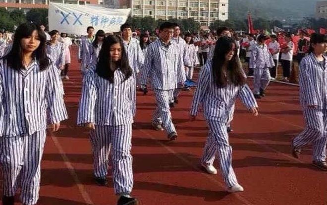 Cười bò với đại hội thể thao phong cách trường Y: Xe cứu thương 'nhảy múa', 'xác ướp' cũng lên sân