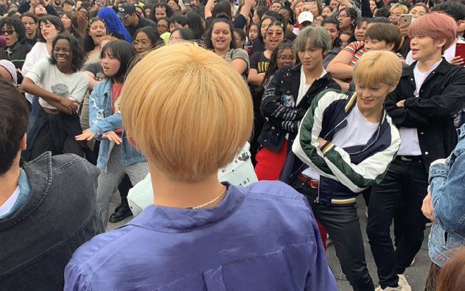 Vừa được fan Mỹ tặng dưa hấu, NCT 127 liền 'làm loạn' tại chốn đông người mặc kệ hình tượng cá nhân!